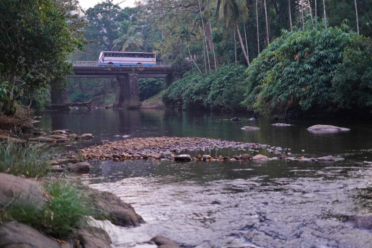 Hotel Athirapilly On The Rocks Athirappilly Exterior foto