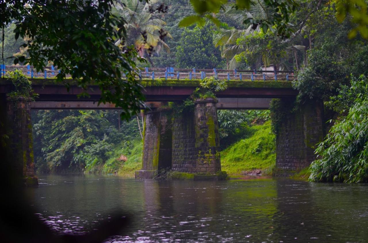 Hotel Athirapilly On The Rocks Athirappilly Exterior foto